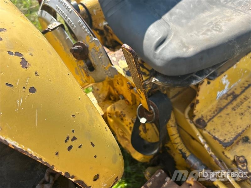 International 2504 2WD Tractor (Inoperable) Ciągniki rolnicze