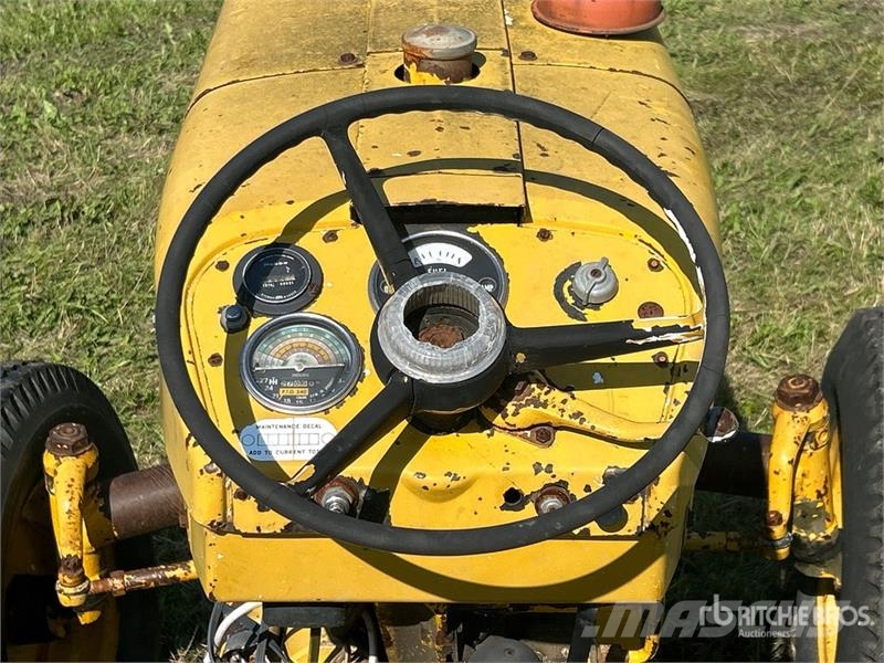 International 2504 2WD Tractor (Inoperable) Ciągniki rolnicze