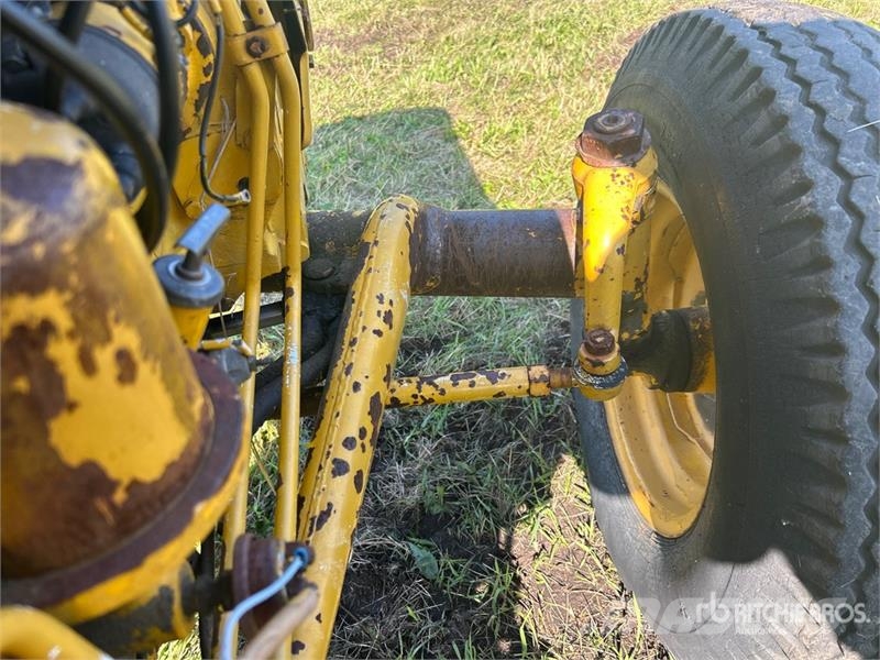 International 2504 2WD Tractor (Inoperable) Ciągniki rolnicze