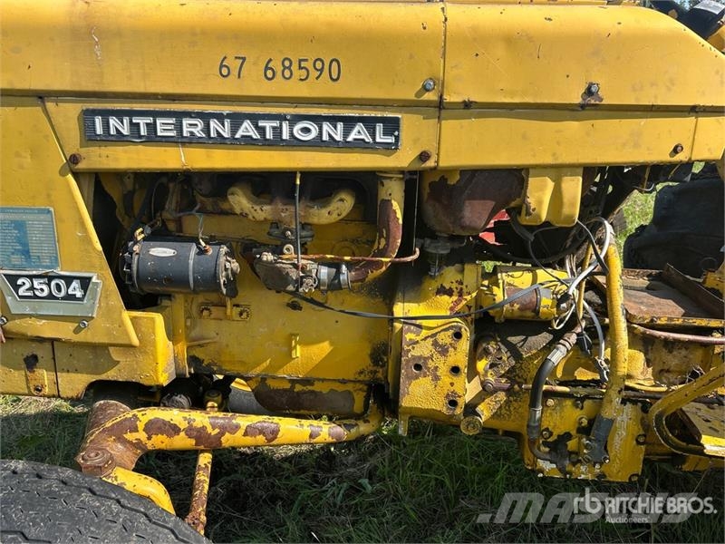 International 2504 2WD Tractor (Inoperable) Ciągniki rolnicze