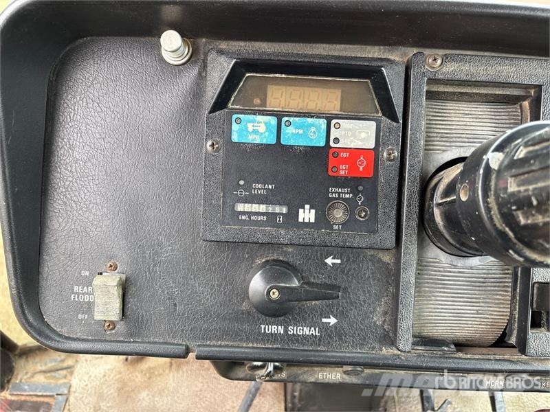 International 3688 2WD Tractor الجرارات