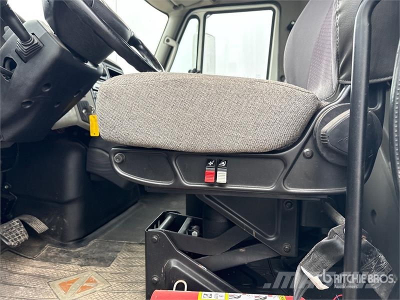 International 4300 Kabine i unutrašnjost