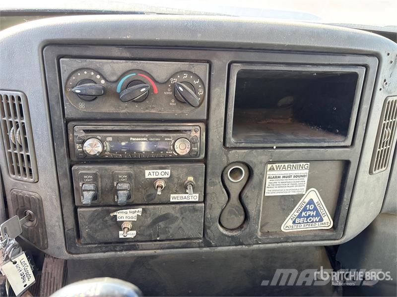 International 4300 Kamioni sa kranom