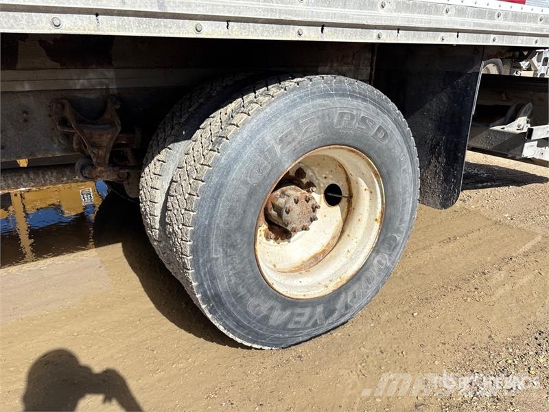 International 4300 Samochody ciężarowe ze skrzynią zamkniętą