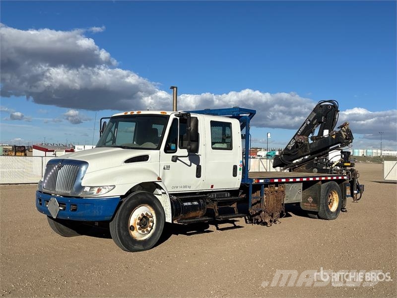 International 4300 Kamioni sa kranom