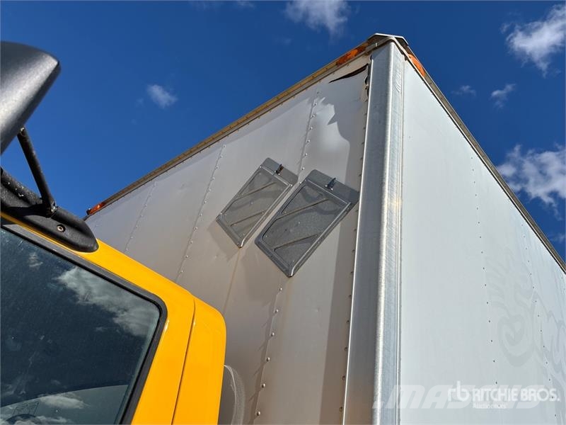 International 4300 Samochody ciężarowe ze skrzynią zamkniętą