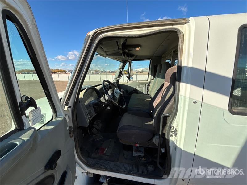 International 4300 Kamioni sa kranom