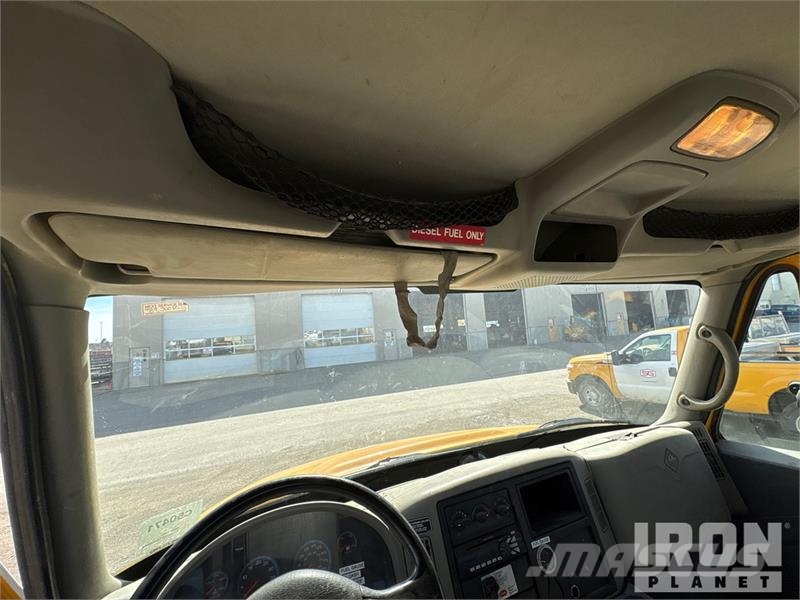 International 4300 Cabinas e interior