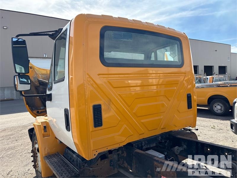 International 4300 Cabinas e interior