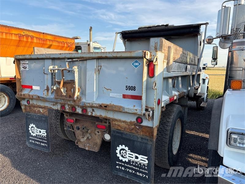 International 4300 شاحنات قلابة