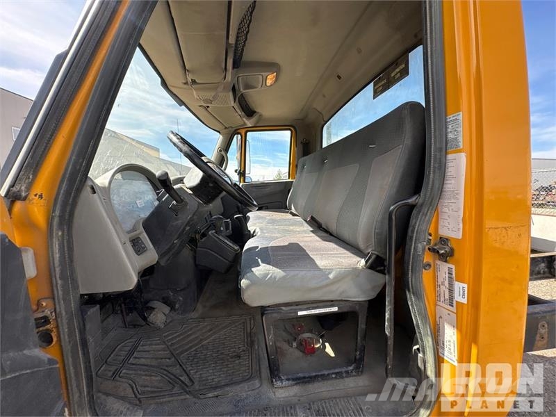 International 4300 Cabinas e interior