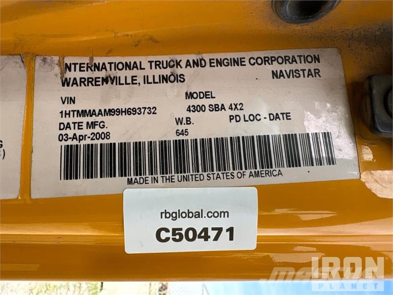 International 4300 Cabinas e interior