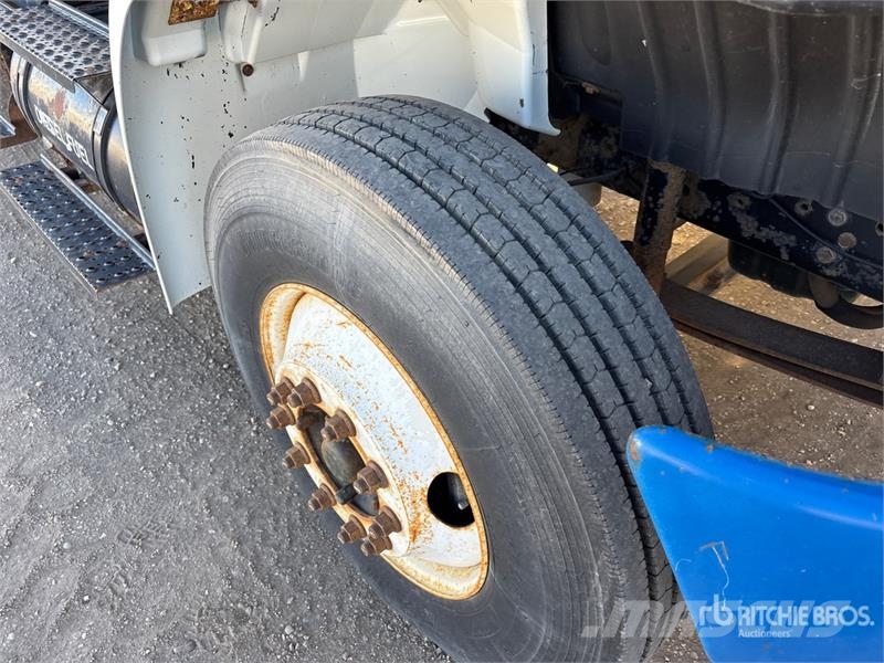 International 4300 Kamioni sa kranom