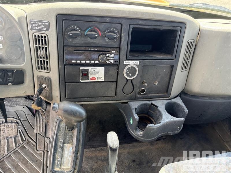 International 4300 Cabinas e interior