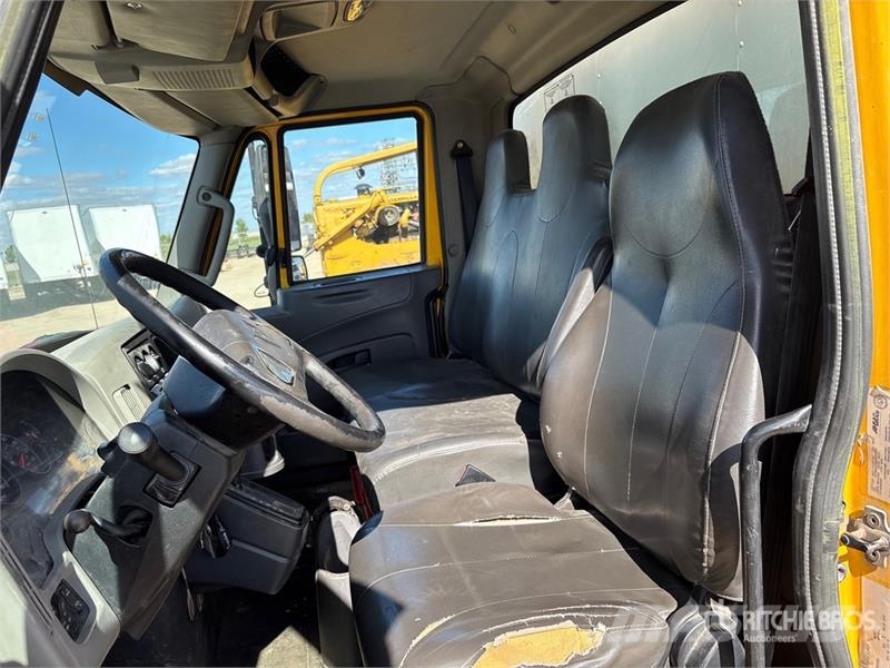International 4300 Samochody ciężarowe ze skrzynią zamkniętą