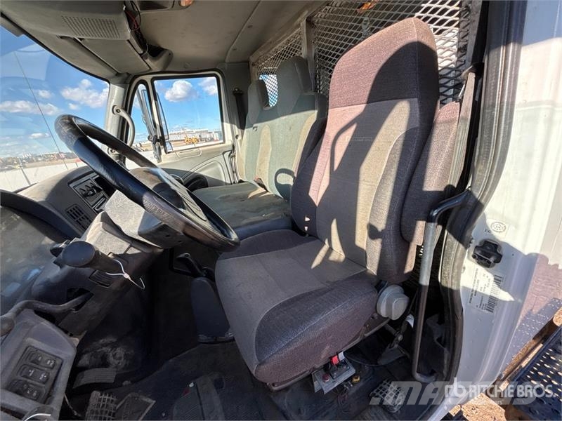 International 4300 Kamioni sa kranom
