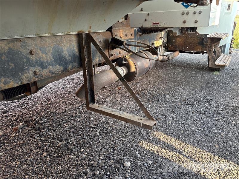 International 4300 شاحنات قلابة