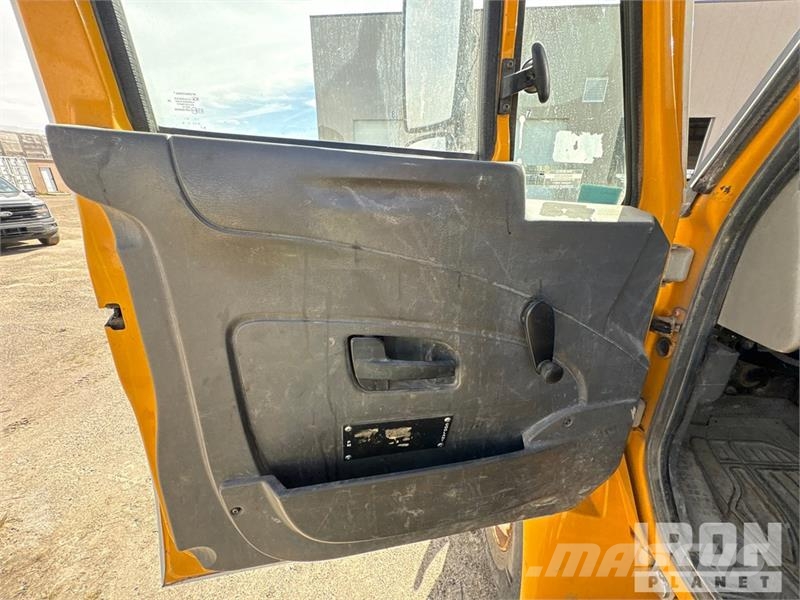 International 4300 Cabinas e interior