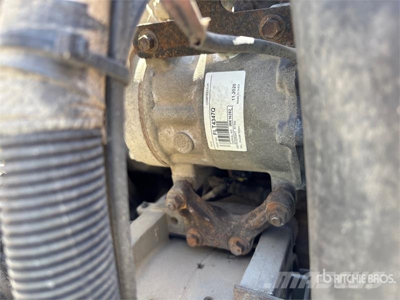 International 4300 Samochody ciężarowe ze skrzynią zamkniętą