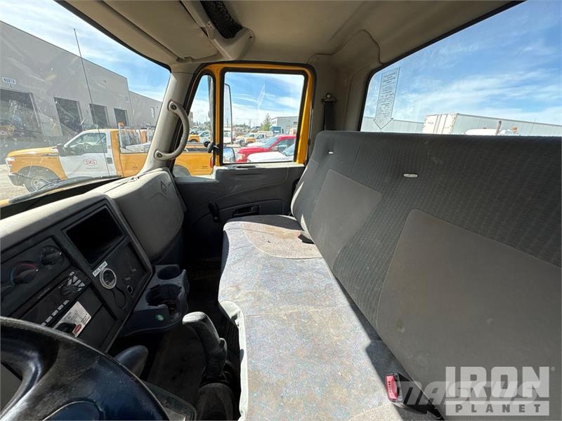 International 4300 Cabinas e interior