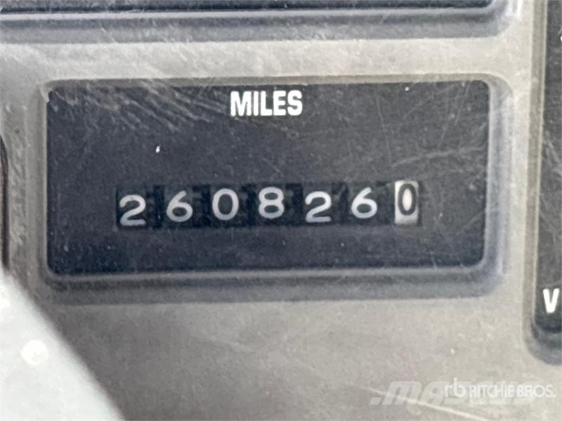International 4700 Plošinové nákladné automobily/nákladné automobily so sklápacími bočnicami