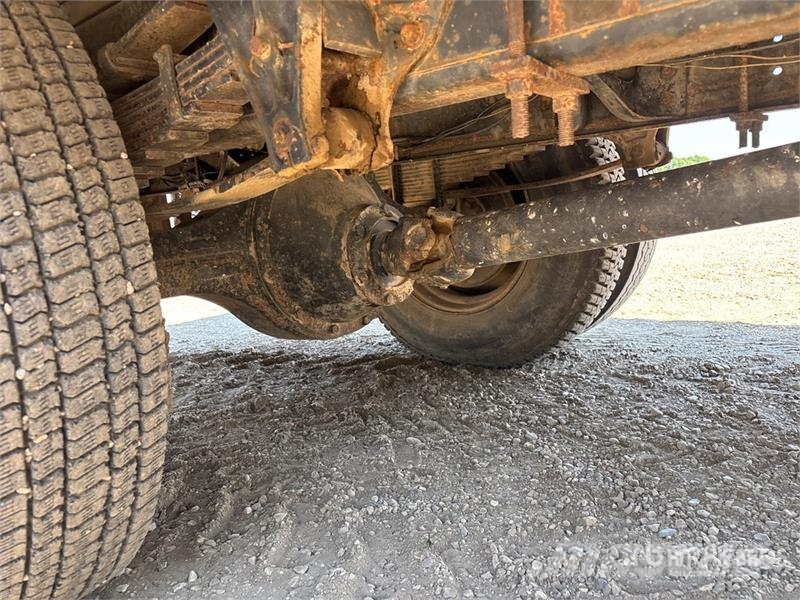International 4700 Plošinové nákladné automobily/nákladné automobily so sklápacími bočnicami