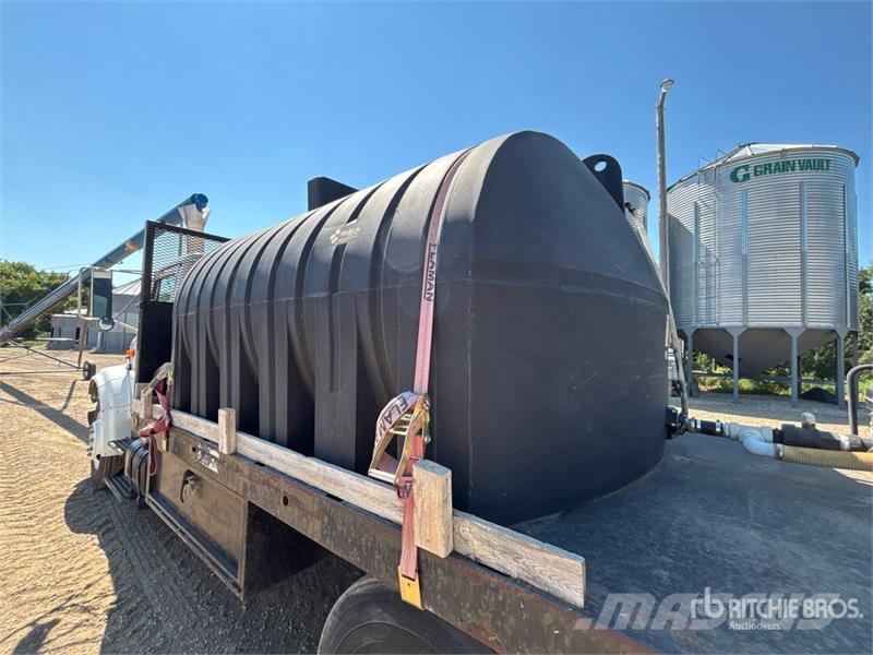 International 4700 Plošinové nákladné automobily/nákladné automobily so sklápacími bočnicami