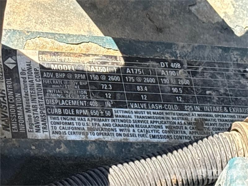 International 4700 Plošinové nákladné automobily/nákladné automobily so sklápacími bočnicami
