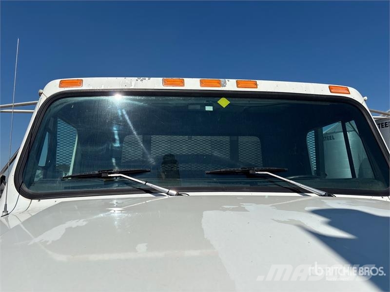 International 4700 Plošinové nákladné automobily/nákladné automobily so sklápacími bočnicami
