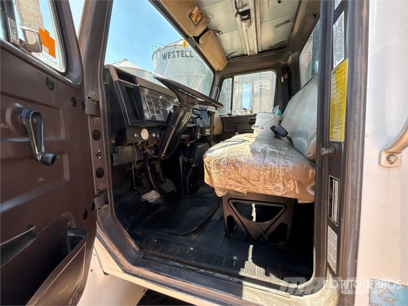 International 4700 Plošinové nákladné automobily/nákladné automobily so sklápacími bočnicami