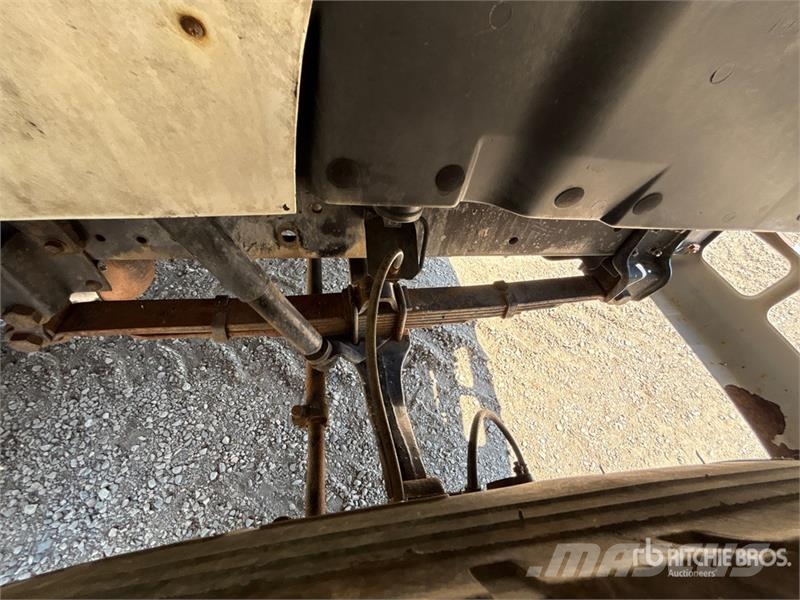 International 4700 Plošinové nákladné automobily/nákladné automobily so sklápacími bočnicami