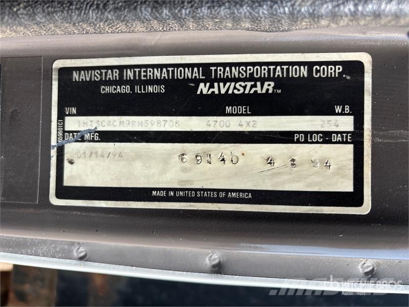 International 4700 Plošinové nákladné automobily/nákladné automobily so sklápacími bočnicami
