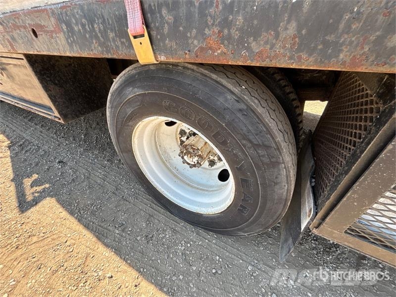 International 4700 Plošinové nákladné automobily/nákladné automobily so sklápacími bočnicami