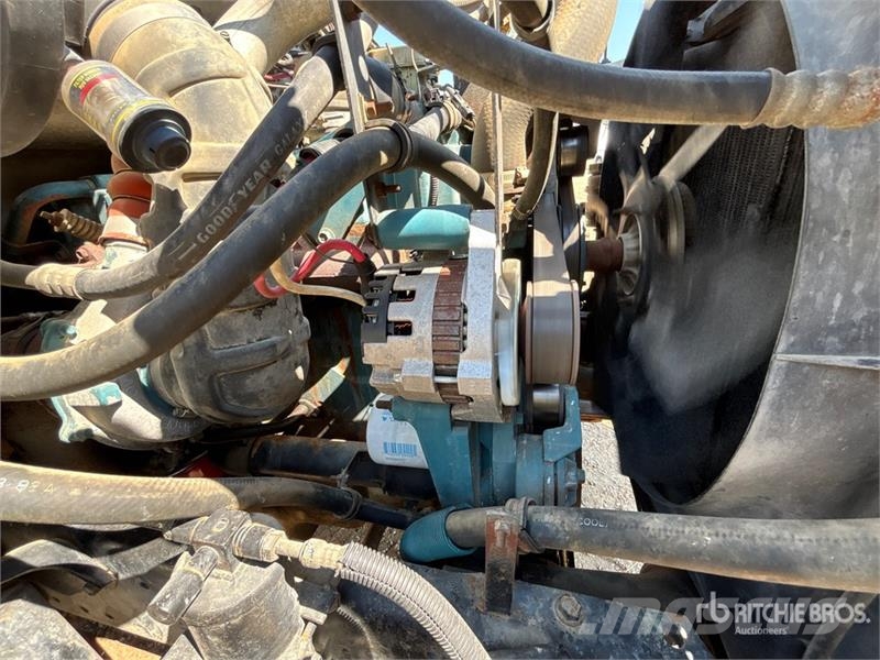 International 4700 Plošinové nákladné automobily/nákladné automobily so sklápacími bočnicami