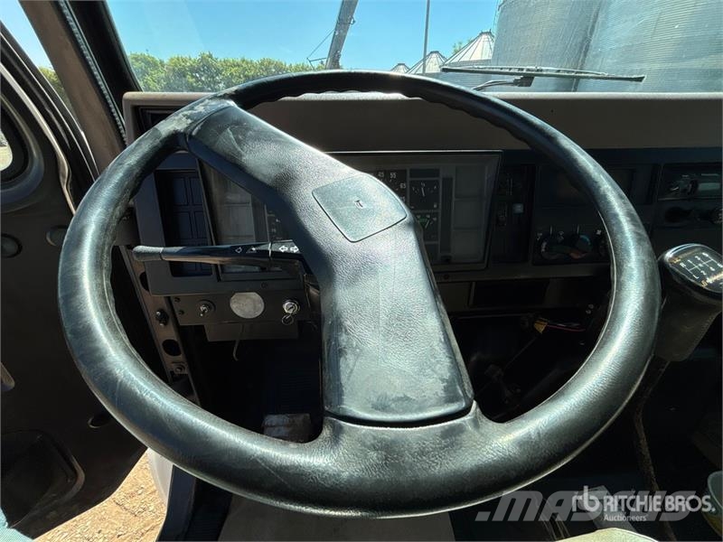 International 4700 Plošinové nákladné automobily/nákladné automobily so sklápacími bočnicami