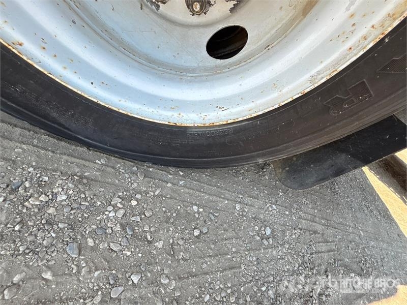 International 4700 Plošinové nákladné automobily/nákladné automobily so sklápacími bočnicami