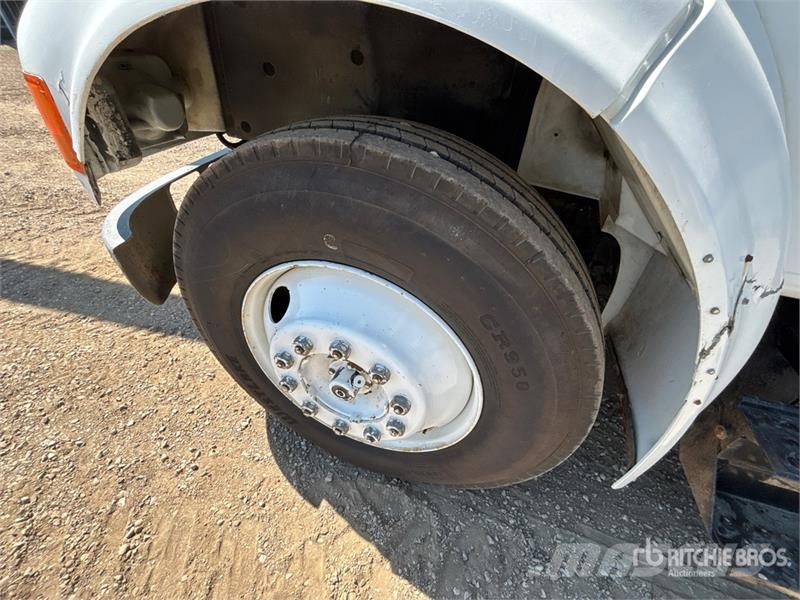 International 4700 Plošinové nákladné automobily/nákladné automobily so sklápacími bočnicami