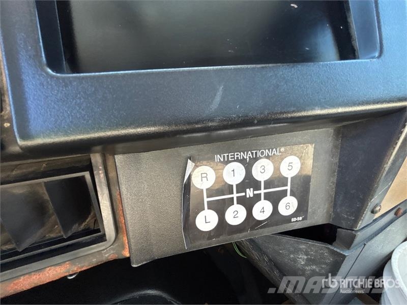 International 4700 Plošinové nákladné automobily/nákladné automobily so sklápacími bočnicami