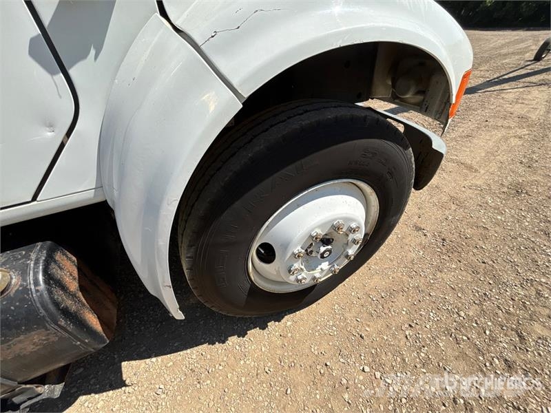 International 4700 Plošinové nákladné automobily/nákladné automobily so sklápacími bočnicami