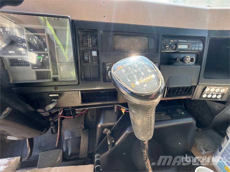 International 4700 Plošinové nákladné automobily/nákladné automobily so sklápacími bočnicami