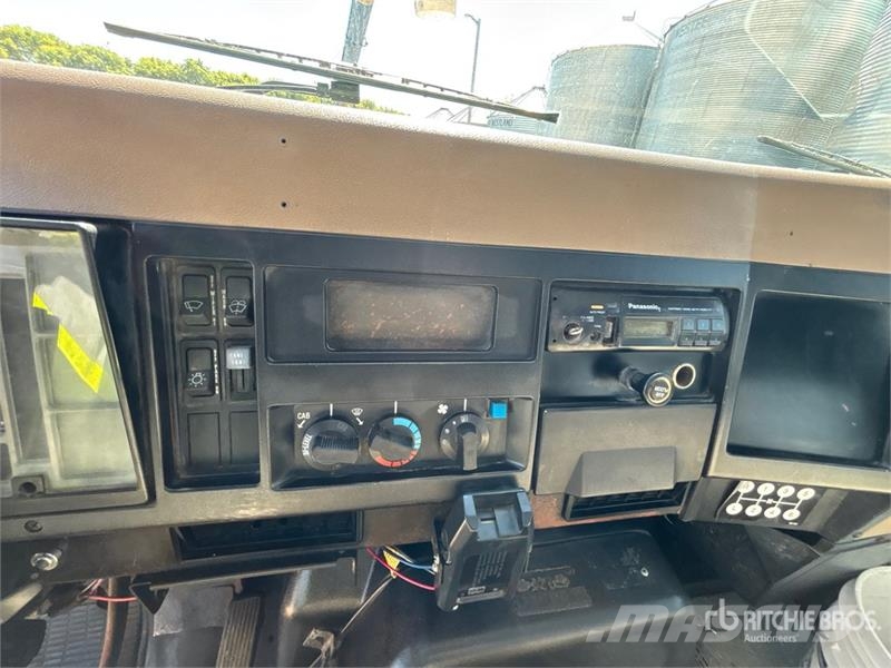 International 4700 Plošinové nákladné automobily/nákladné automobily so sklápacími bočnicami