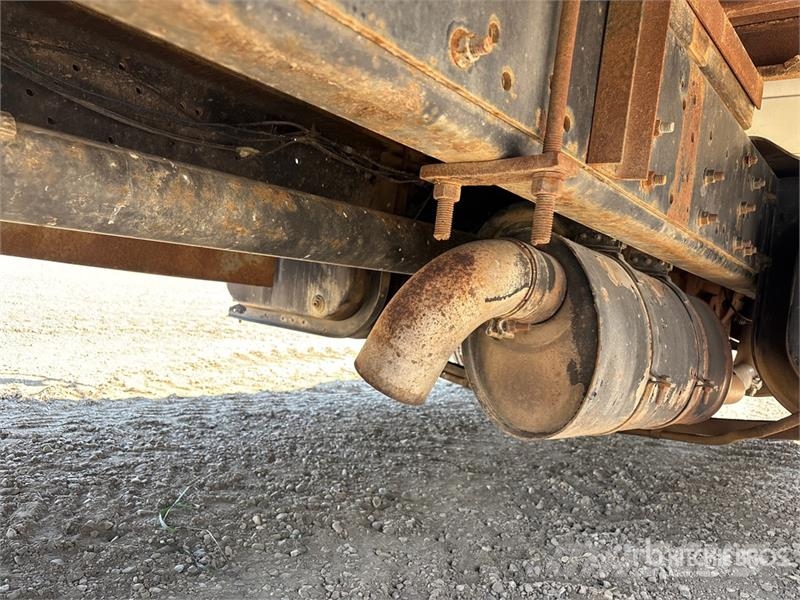 International 4700 Plošinové nákladné automobily/nákladné automobily so sklápacími bočnicami