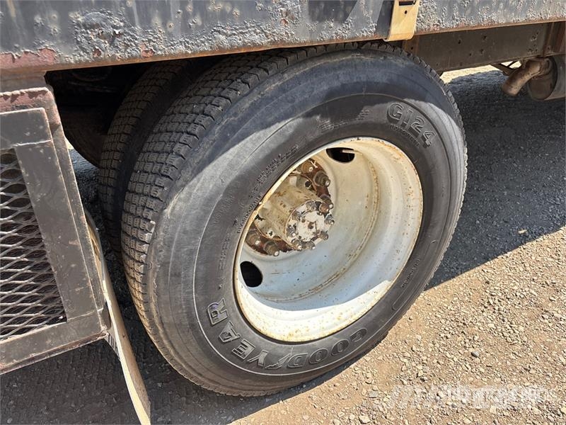 International 4700 Plošinové nákladné automobily/nákladné automobily so sklápacími bočnicami