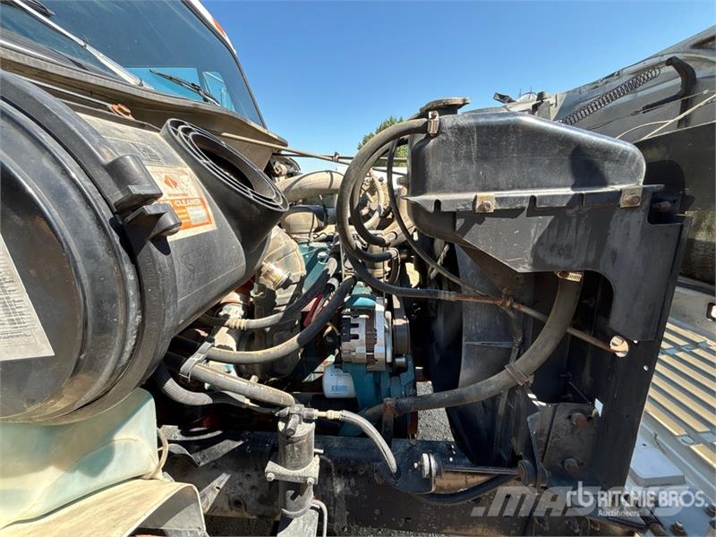 International 4700 Plošinové nákladné automobily/nákladné automobily so sklápacími bočnicami