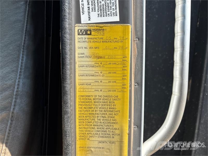International 4700 Plošinové nákladné automobily/nákladné automobily so sklápacími bočnicami