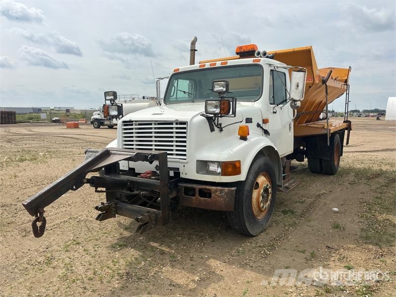 International 4700 4x2 Spreader Truck Municipal / general purpose vehicles