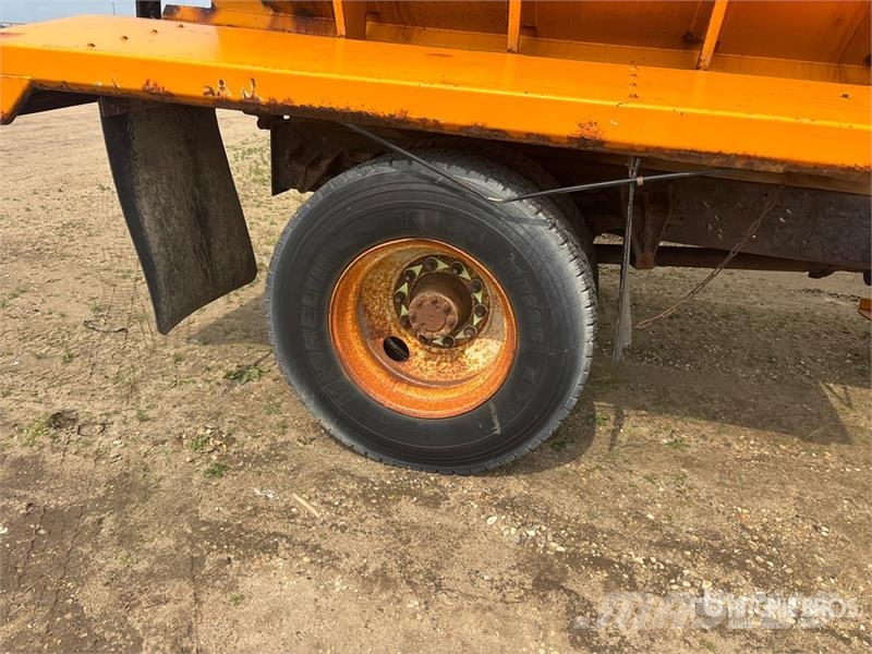 International 4700 4x2 Spreader Truck Municipal / general purpose vehicles