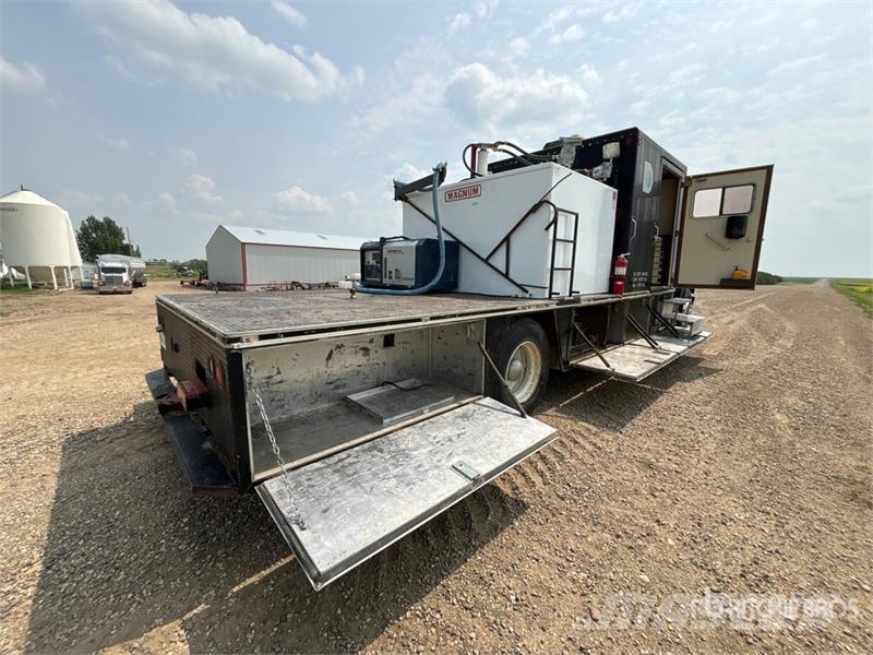 International 4900 4x2 Service Truck Municipal / general purpose vehicles