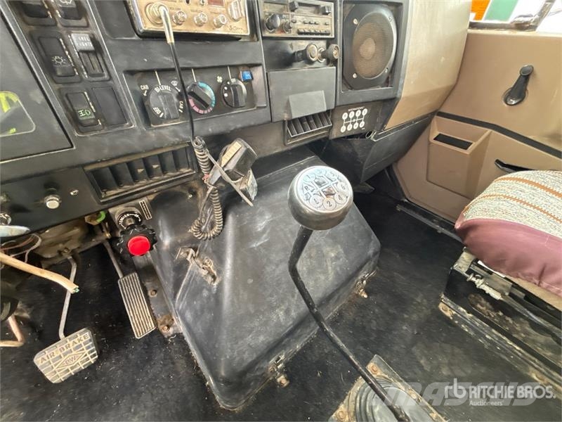 International 4900 4x2 Service Truck Municipal / general purpose vehicles