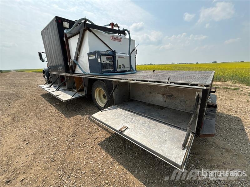 International 4900 4x2 Service Truck Municipal / general purpose vehicles